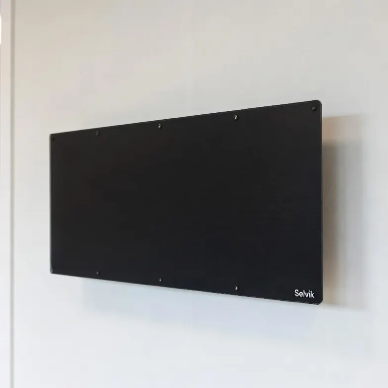 Czarny panel grzewczy Selvik INFRA 700 na białej ścianie
